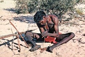 Australische Aboriginal maakt vuur