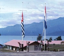 Nederlandse en Papua-vlag worden gehesen 