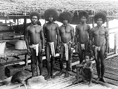 Papua's met schaamschort bij Geelvinkbaai