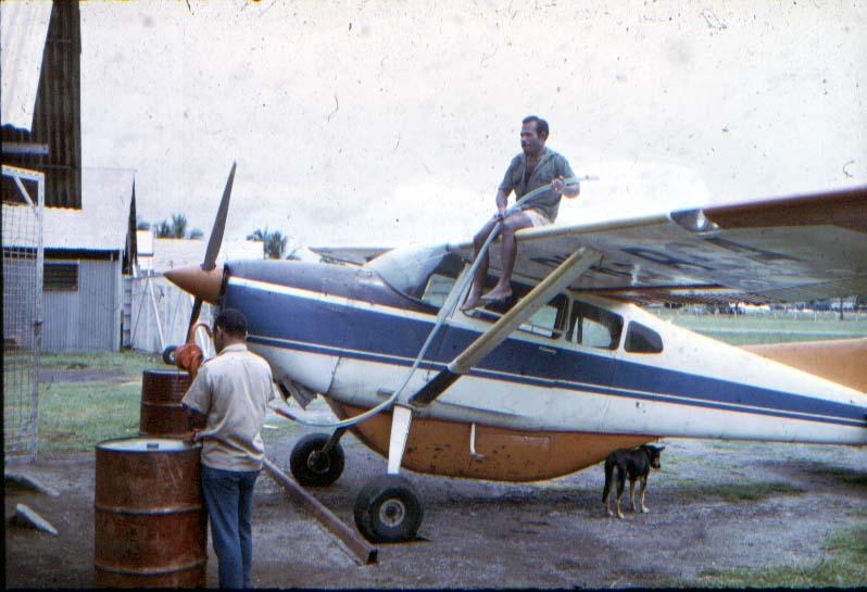 BD/37/230 - 
Voltanken van een vliegtuig
