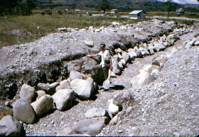 BD/37/243 - 
Wamena: bouw van een waterkrachtcentrale 1
