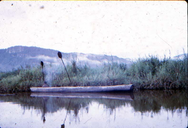BD/37/295 - 
Een vredig morgenbeeld op de rivier Komopa
