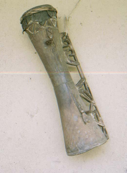 BD/37/76 - 
Tifa (trommel), vermoedelijk uit het Asmatgebied
