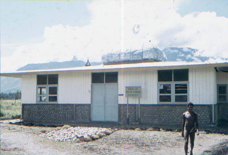 BD/37/95 - 
Moskee buiten Wamena
