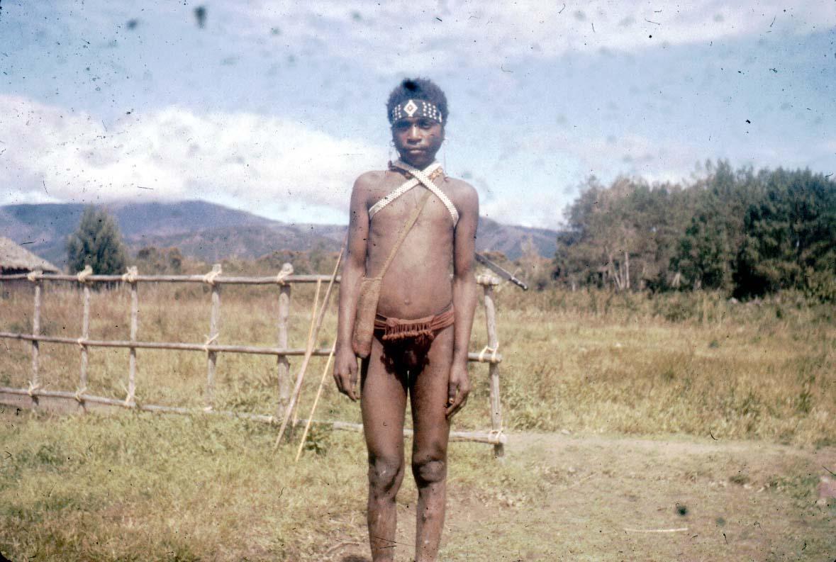 BD/24/56 - 
Man with decoration of beads in Iray
