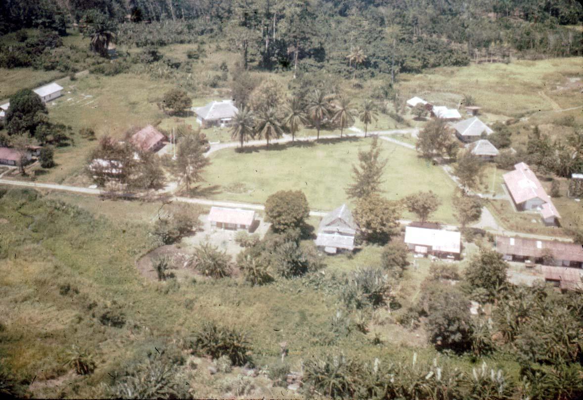 BD/24/57 - 
Het dorp Ransiki in 1961 vanuit de lucht gezien.

