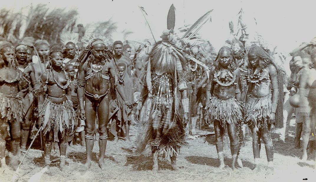 BD/168/1 - 
Papoea&#039;s in rituele kleding
