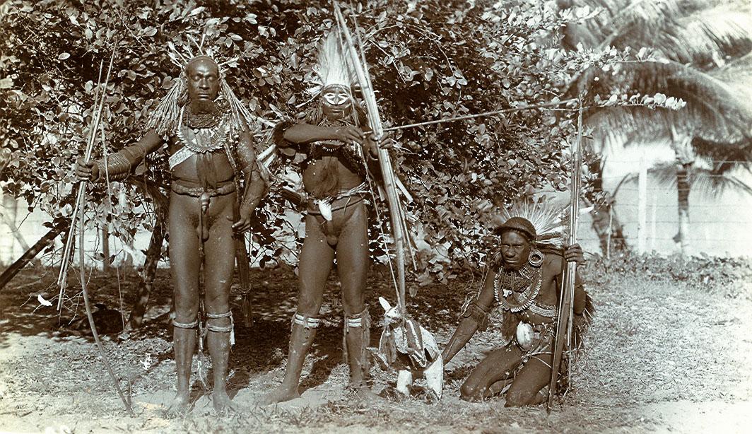 BD/168/12 - 
Papoea&#039;s in rituele kleding
