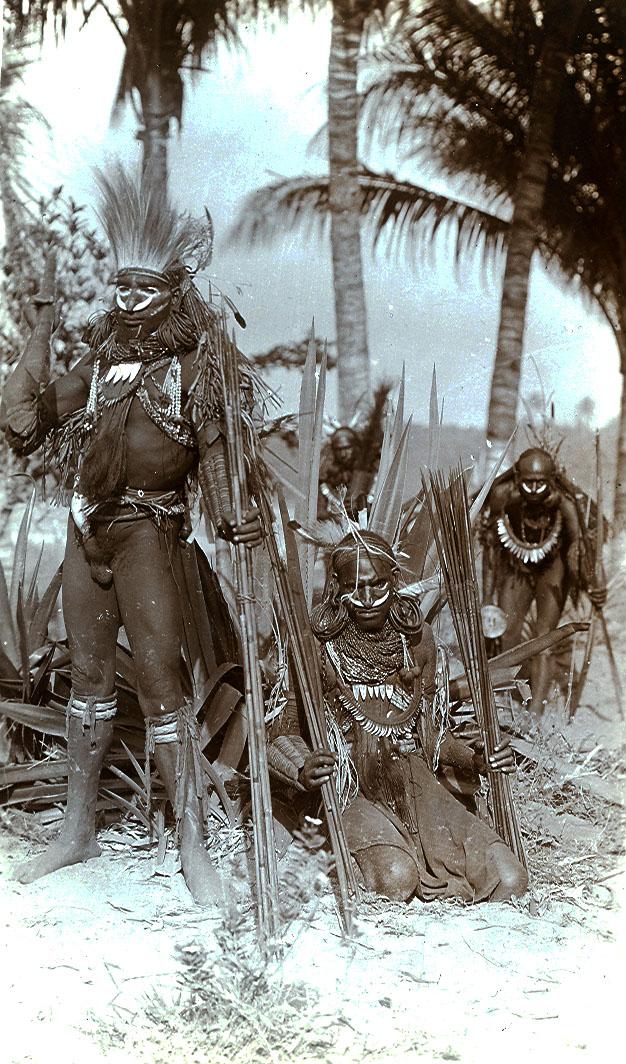 BD/168/13 - 
Papoea&#039;s in rituele kleding
