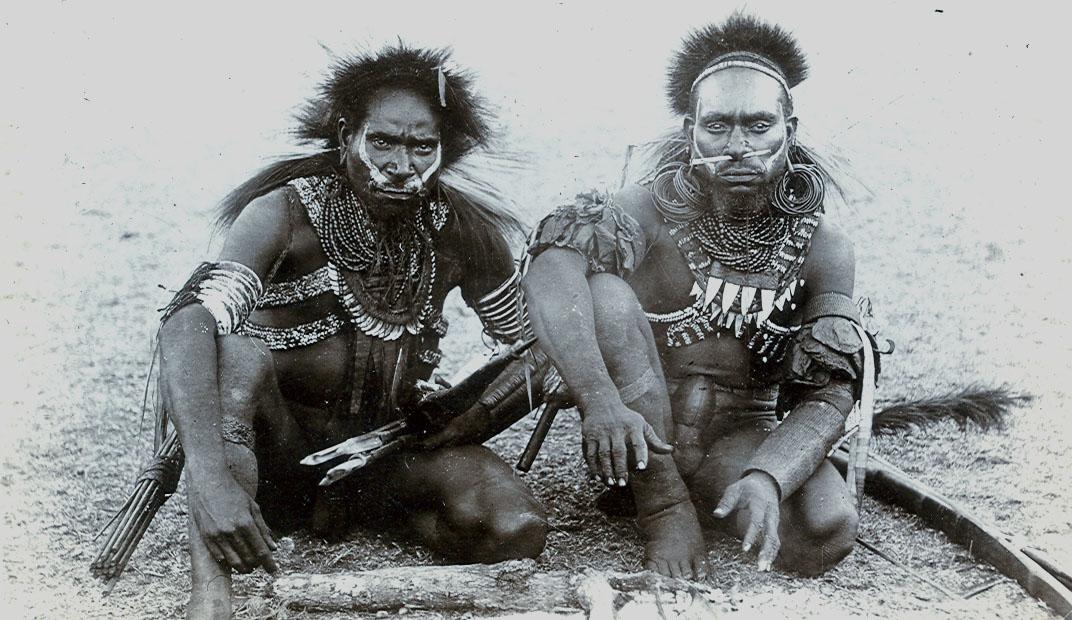 BD/168/14 - 
Papoea&#039;s in rituele kleding
