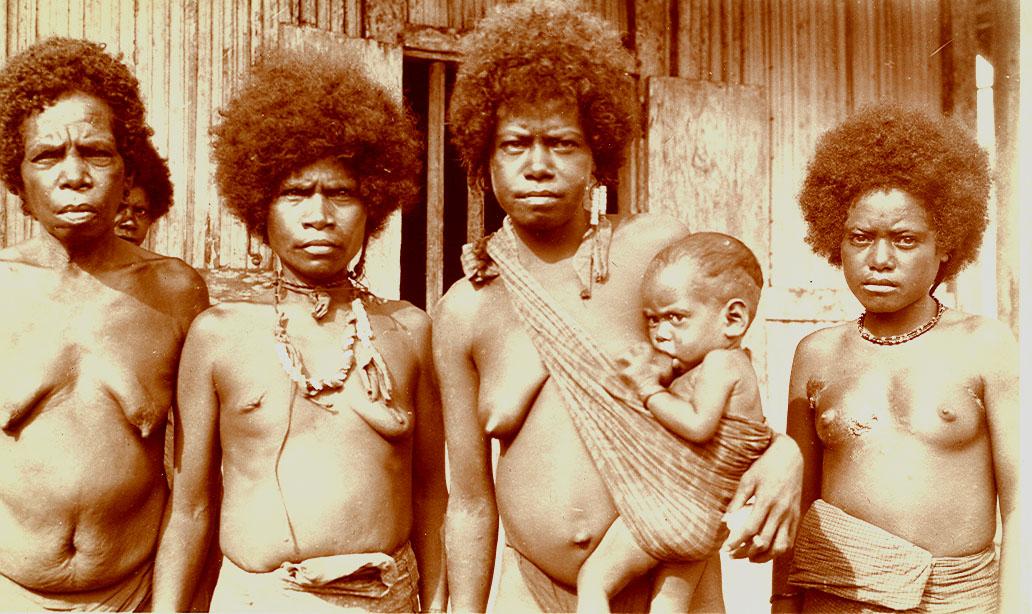 BD/168/15 - 
Papoea&#039;s in rituele kleding
