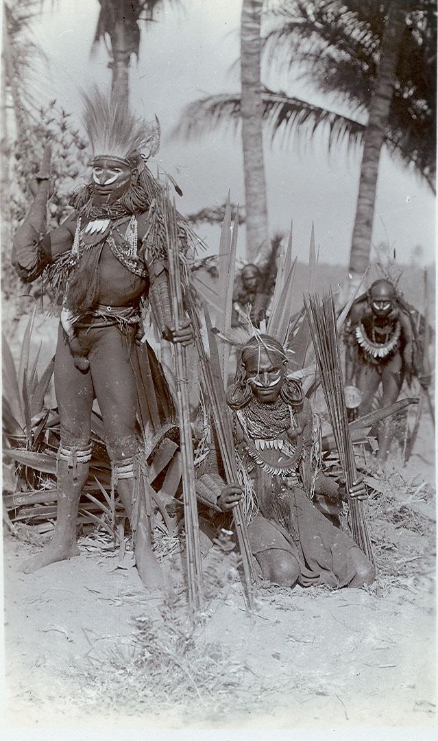 BD/168/2 - 
Papoea&#039;s in rituele kleding
