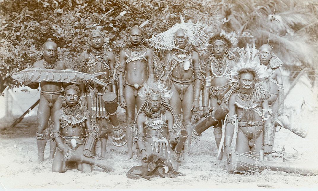 BD/168/33 - 
Papoea&#039;s in rituele kleding
