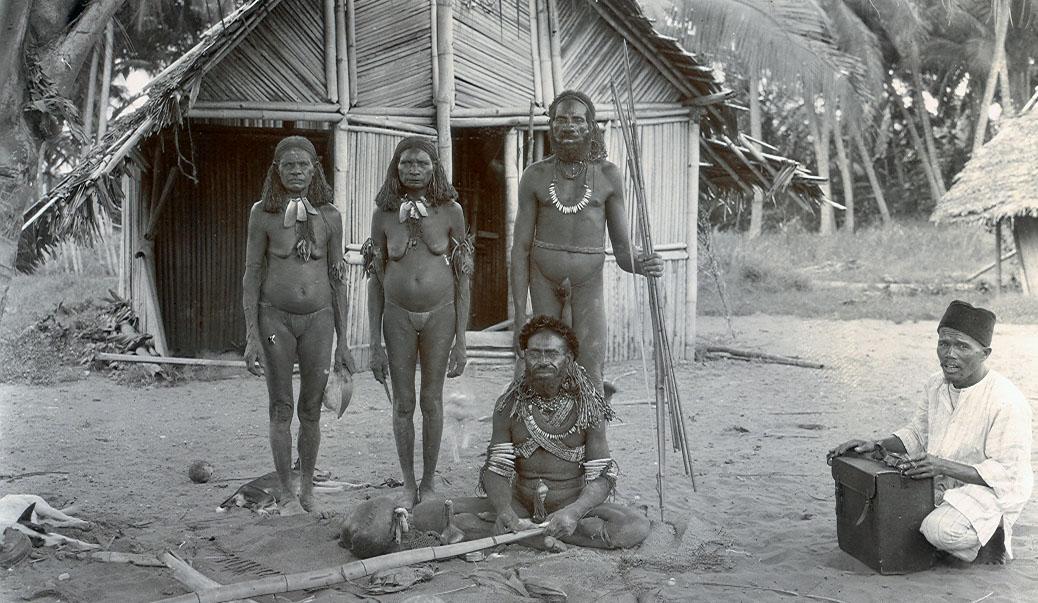 BD/168/4 - 
Papoea&#039;s in rituele kleding
