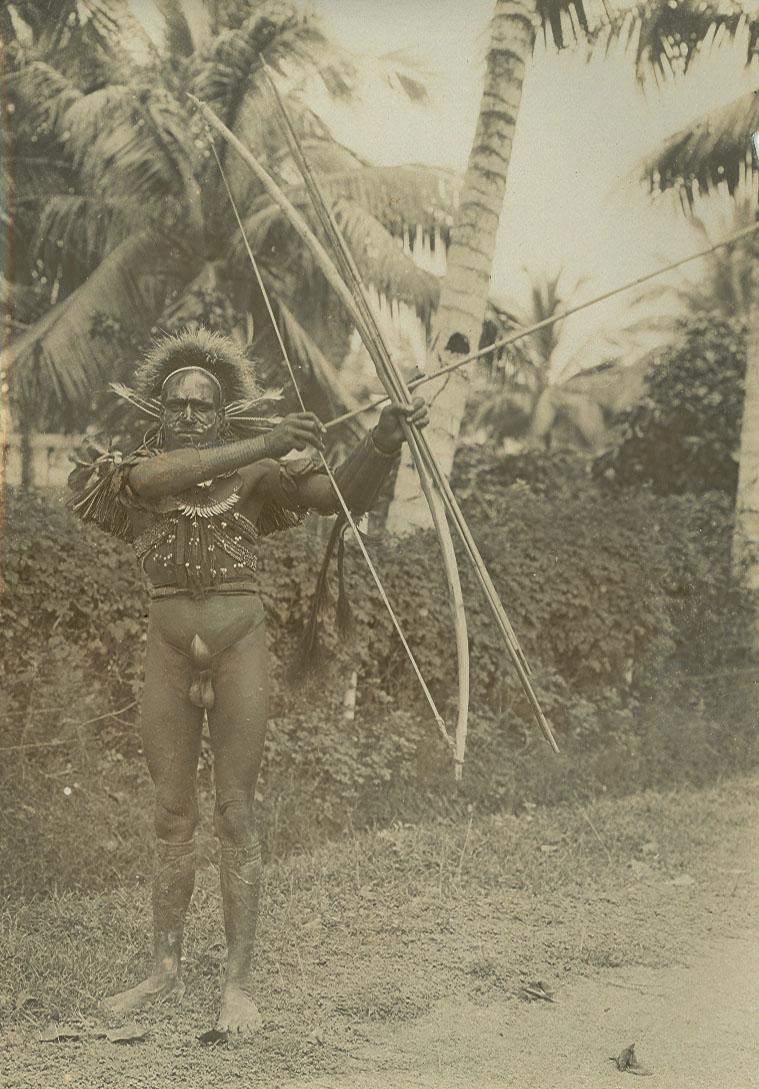 BD/168/8 - 
Papoea&#039;s in rituele kleding
