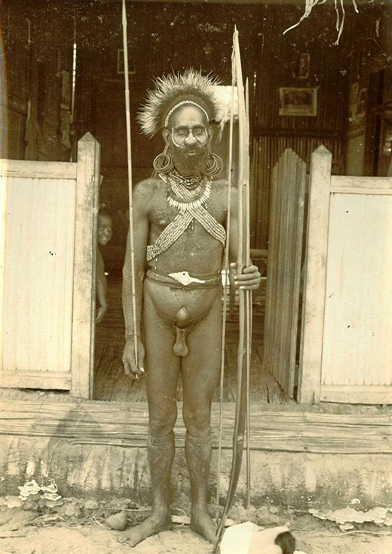 BD/168/9 - 
Papoea&#039;s in rituele kleding
