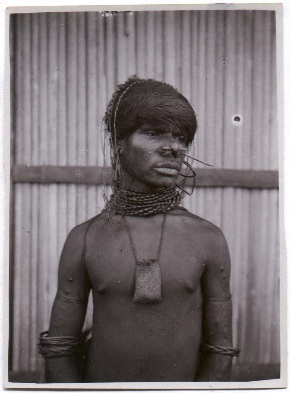 BD/38/6 - 
Man van West-Papua.
