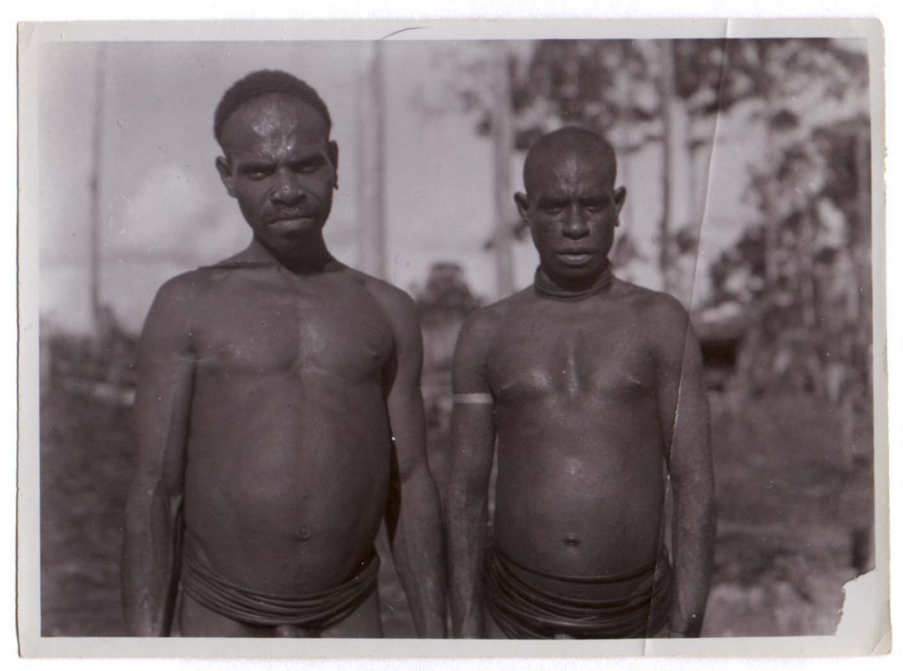 BD/38/7 - 
Twee mannen van West Papua.
