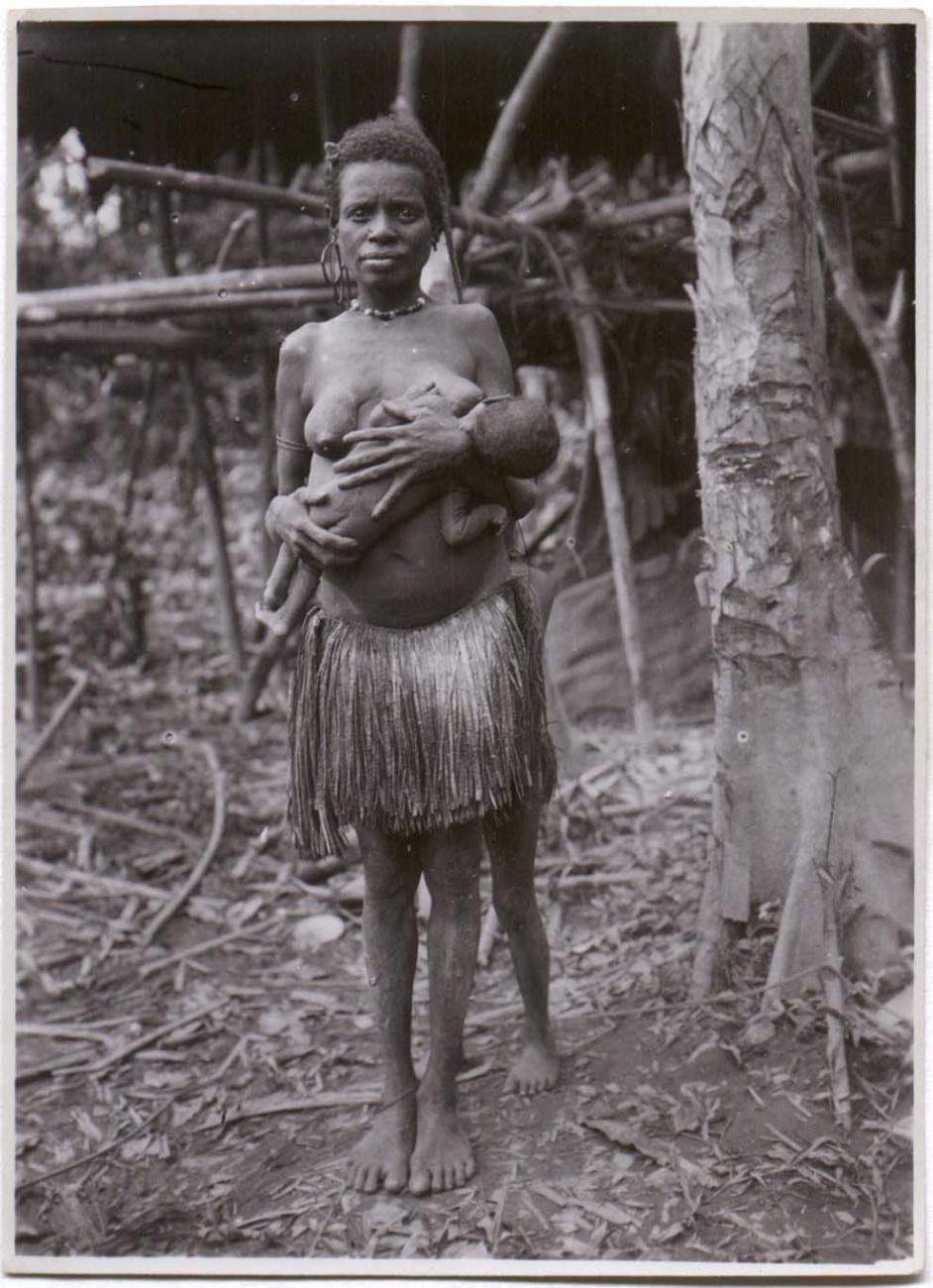 BD/38/8 - 
Vrouw met kind aan de borst.
