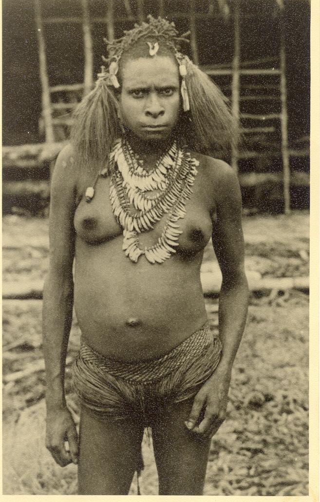 BD/138/3 - 
Papua Woman
