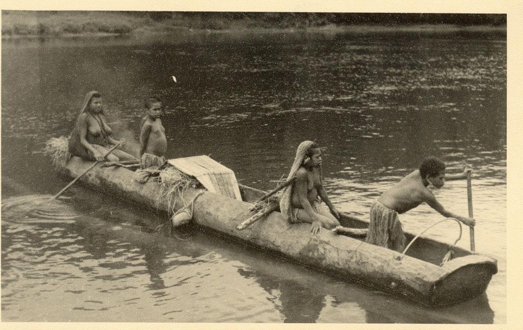 BD/138/5 - 
Women in a simple canoe
