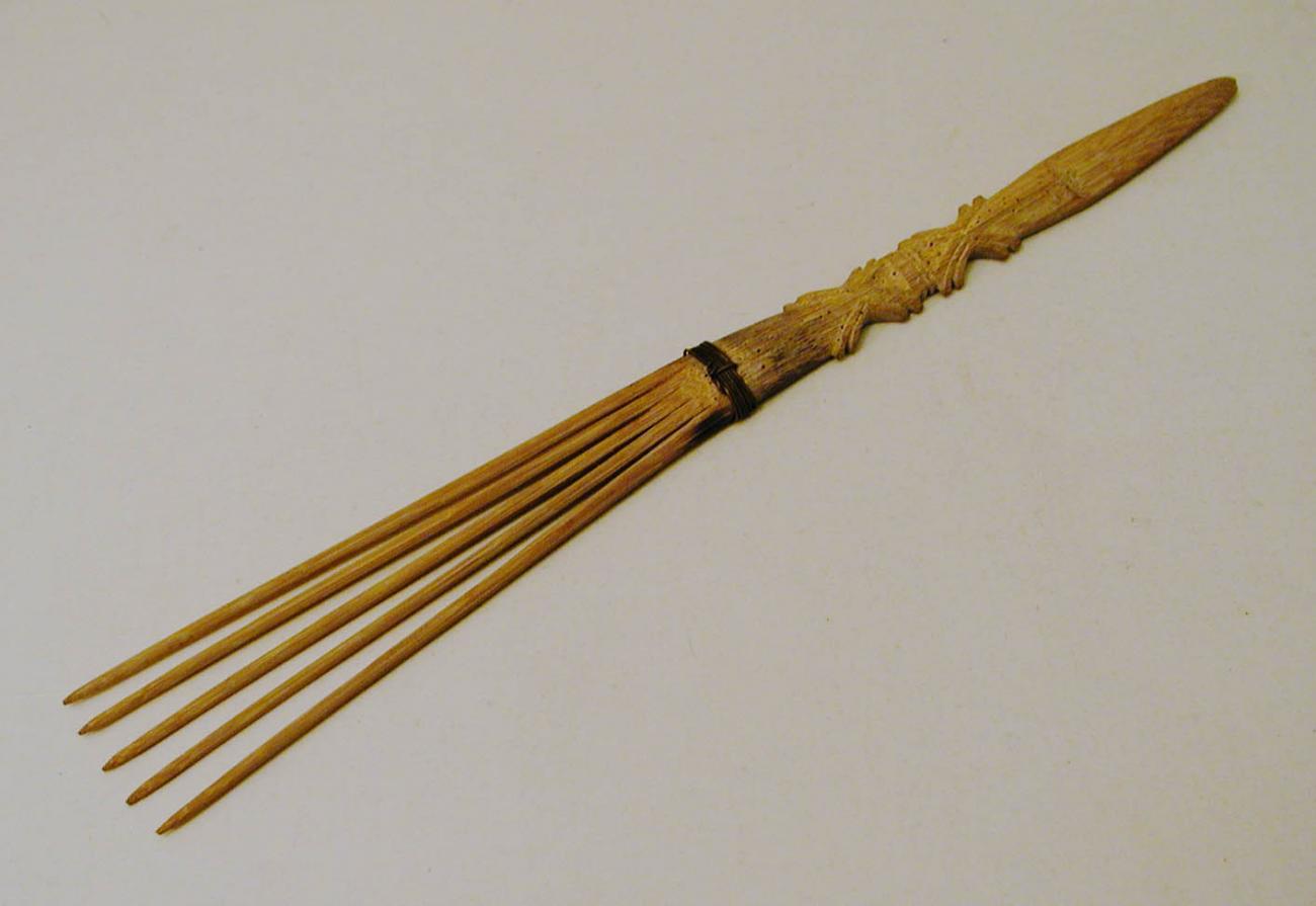 EA/24/11 - 
ornamental comb
