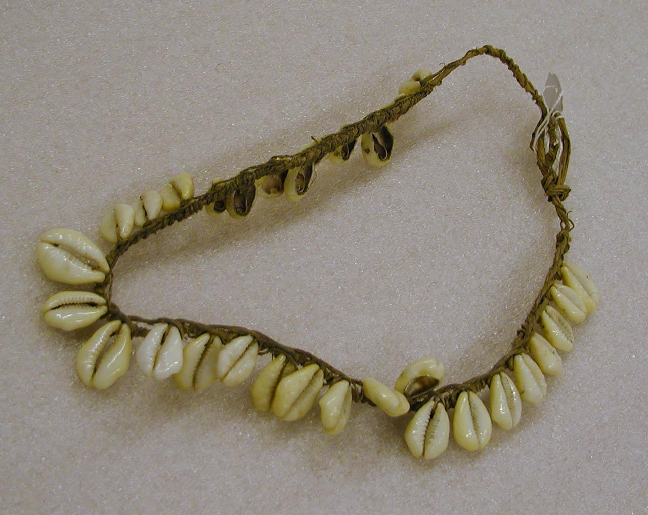 EA/99/43 - 
neck ornament
