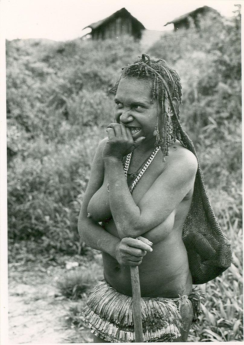 BD/39/1 - 
Papua-vrouw  met draagzak
