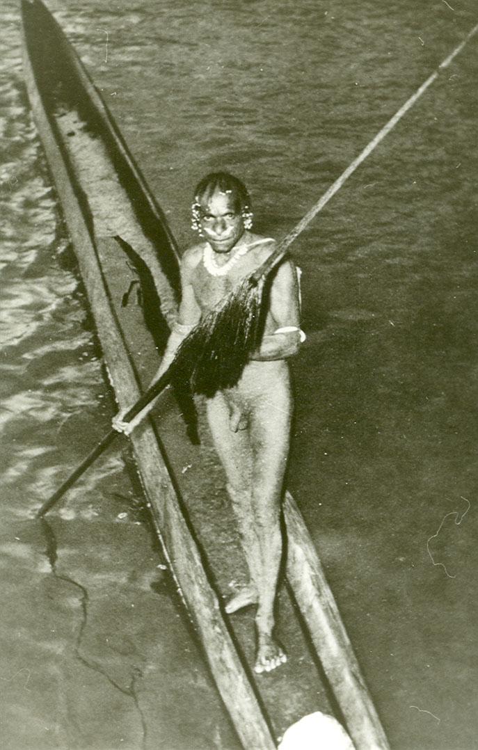 BD/39/11 - 
Man sails in prauw (canoe)
