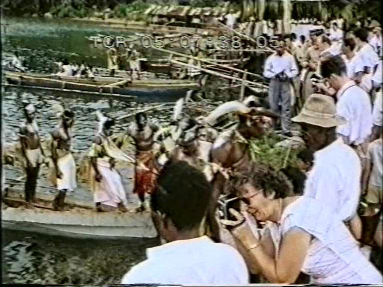FI/1200/153 - 
Nieuw-Guinea Kroniek 10: Ontspanning in Nieuw-Guinea

