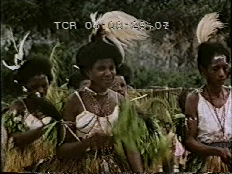 FI/1200/153 - 
Nieuw-Guinea Kroniek 10: Ontspanning in Nieuw-Guinea

