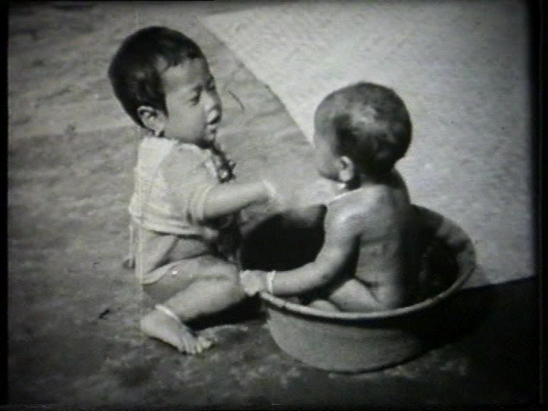 FI/1200/99 - 
Bathing babies in three cultures
