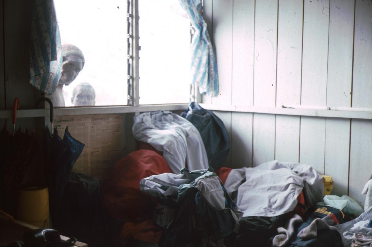 BD/166/168 - 
Stapel kleding in hut
