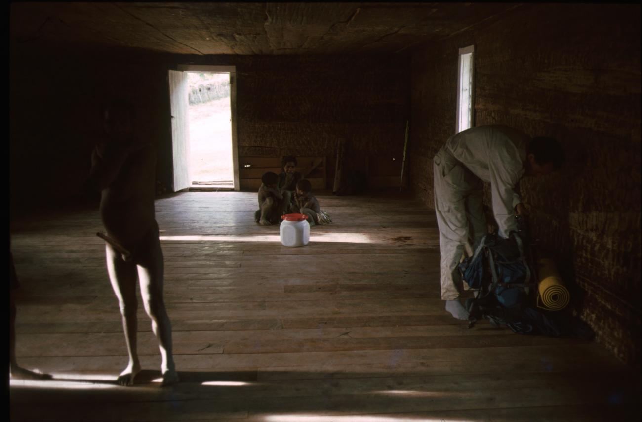BD/166/181 - 
Mensen in hut
