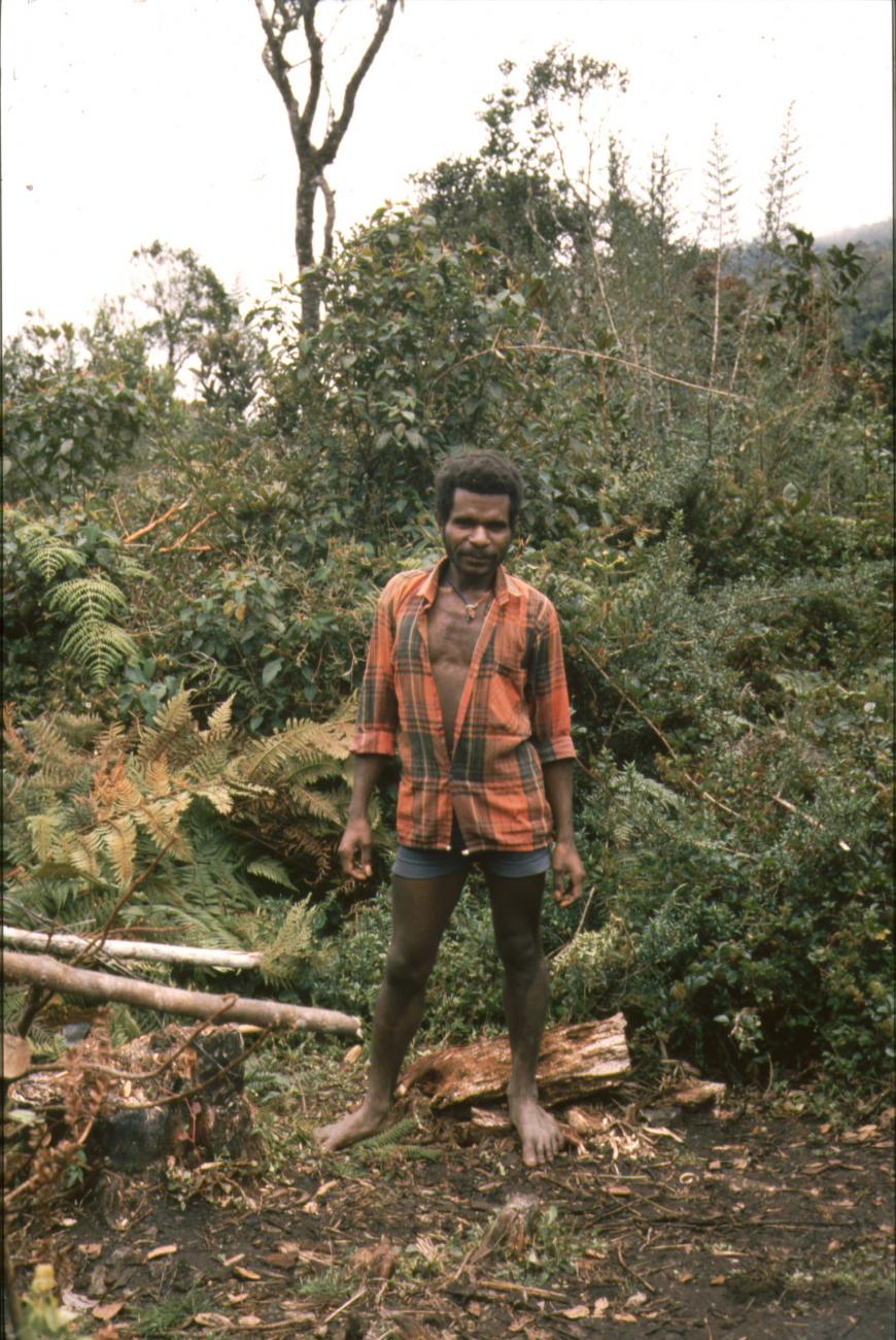 BD/166/19 - 
Papua in orange-green checkered shirt
