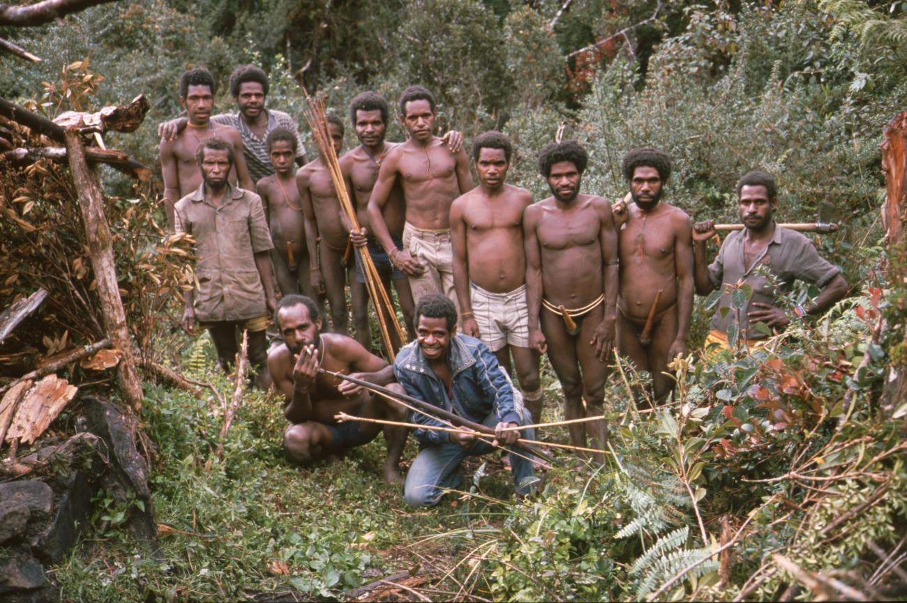 BD/166/1 - 
Group portrait Papuans
