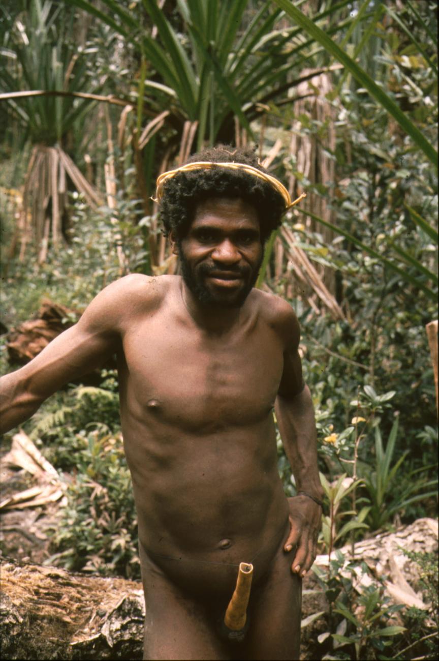 BD/166/20 - 
Papua in tradidionele kledij
