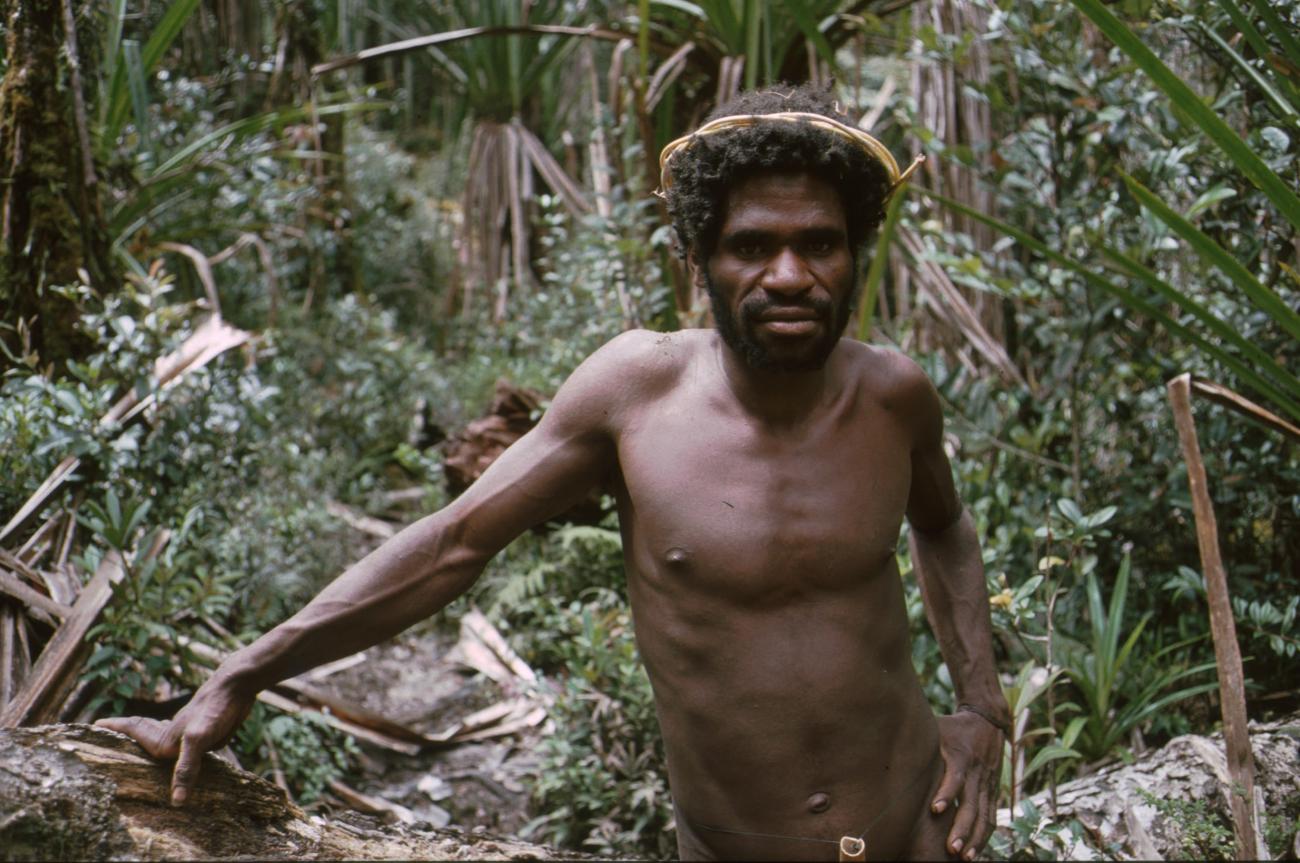 BD/166/20 - 
Papua in traditional clothing
