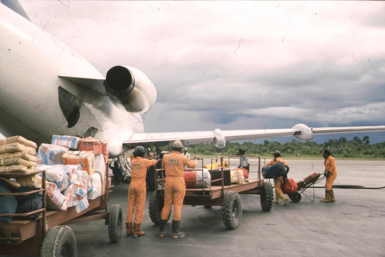 BD/166/256 - 
Loading the luggage
