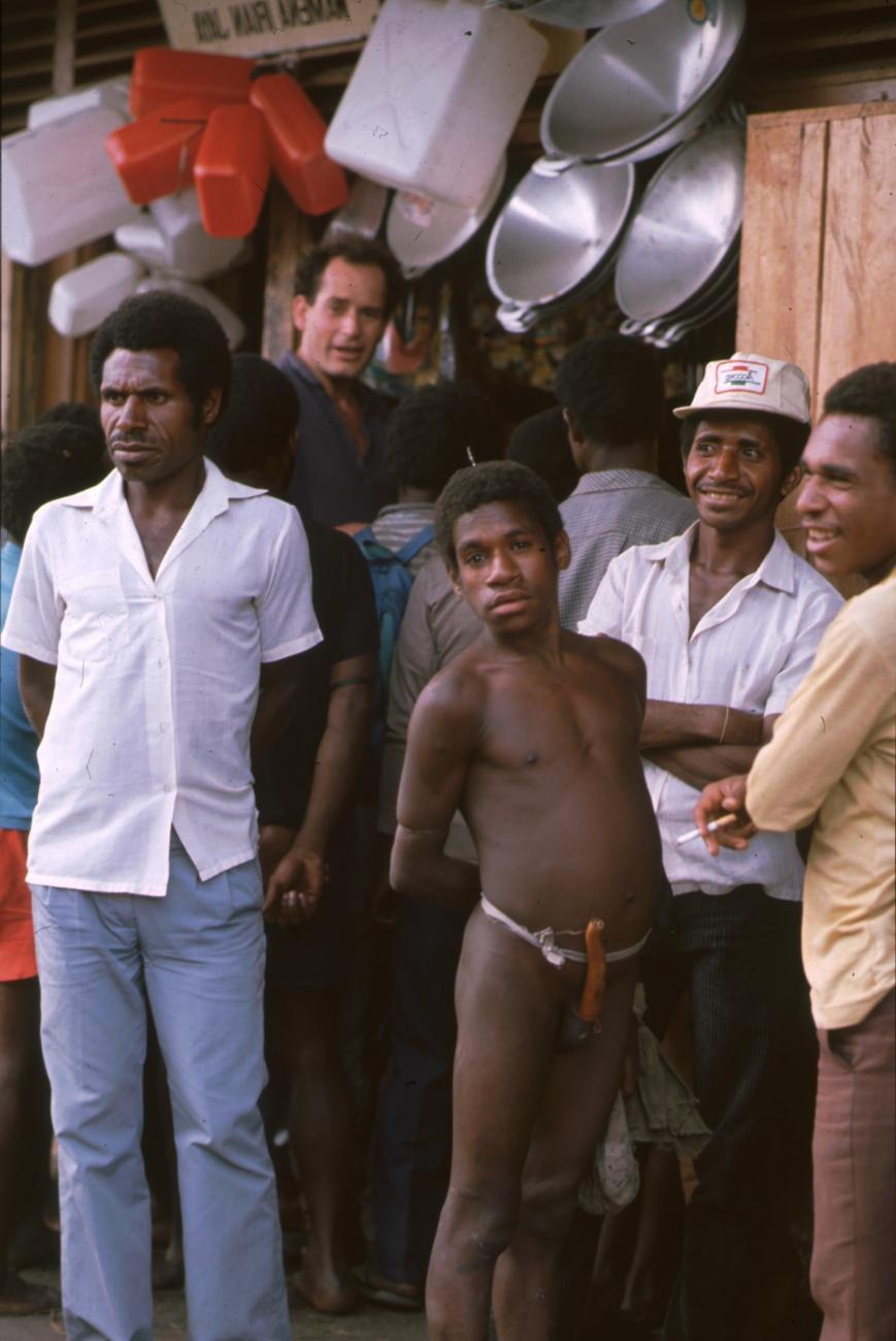 BD/166/285 - 
Papua men in front of a store with pots and jerrycans
