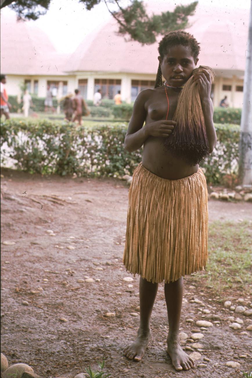 BD/166/289 - 
Papua girl in skirt
