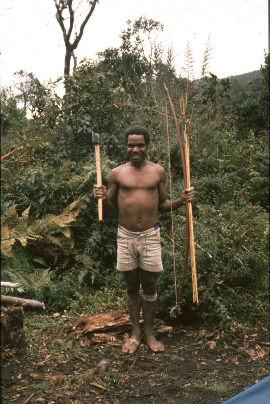 BD/166/28 - 
Man in beige shorts and hunting tools
