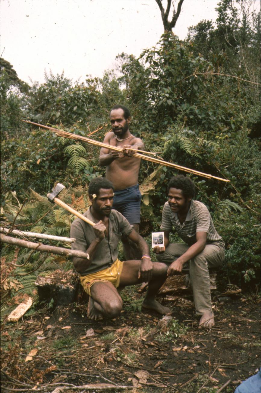 BD/166/29 - 
Drie mannen met jacht gereedschap en polaroids

