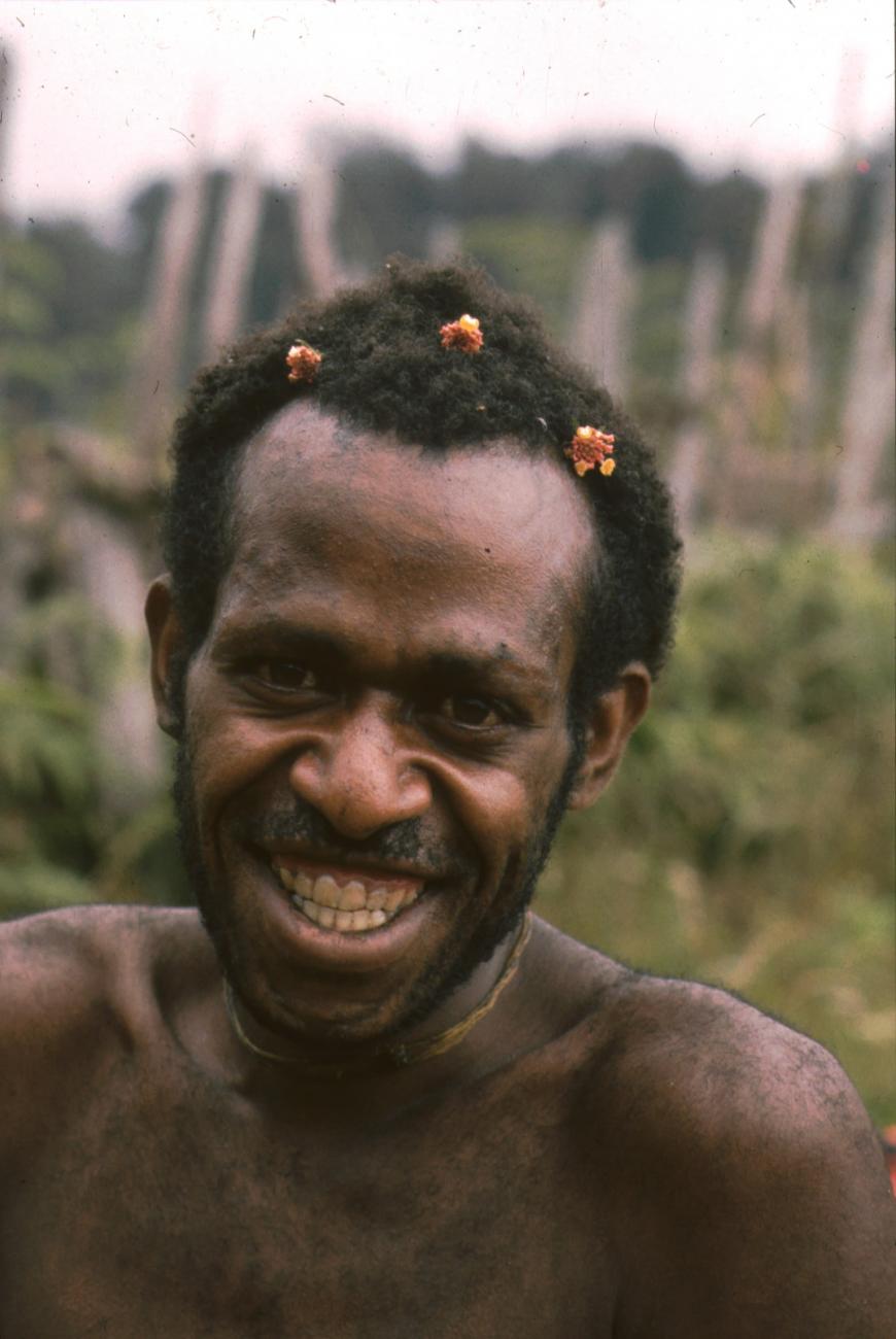 BD/166/30 - 
Portret van lachende man
