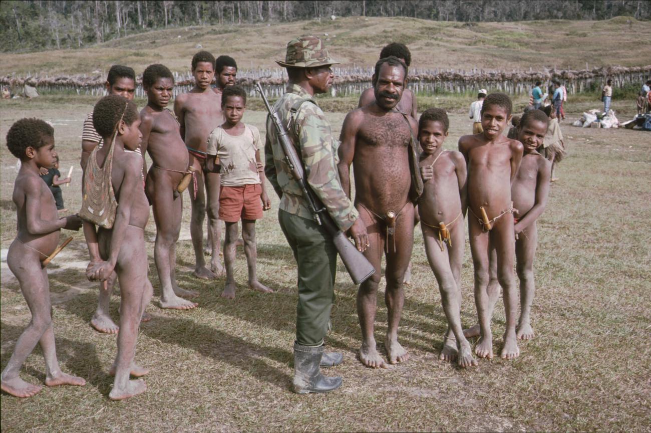 BD/166/329 - 
Groep Papuas in open veld
