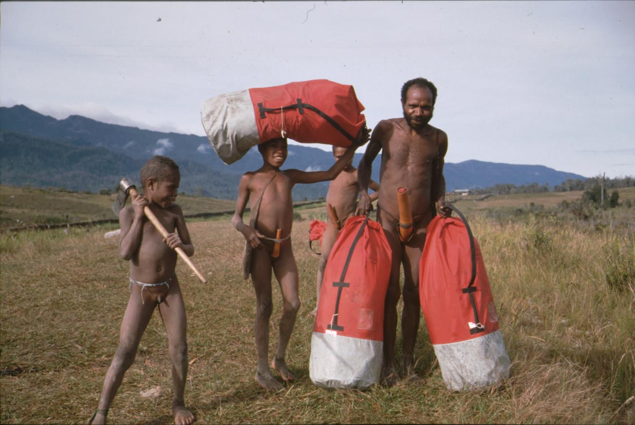 BD/166/336 - 
Papuas met bagage bags
