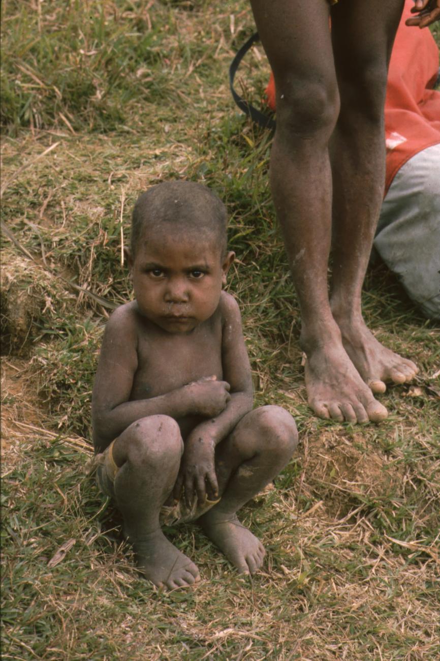 BD/166/344 - 
Papua kindje op hurken
