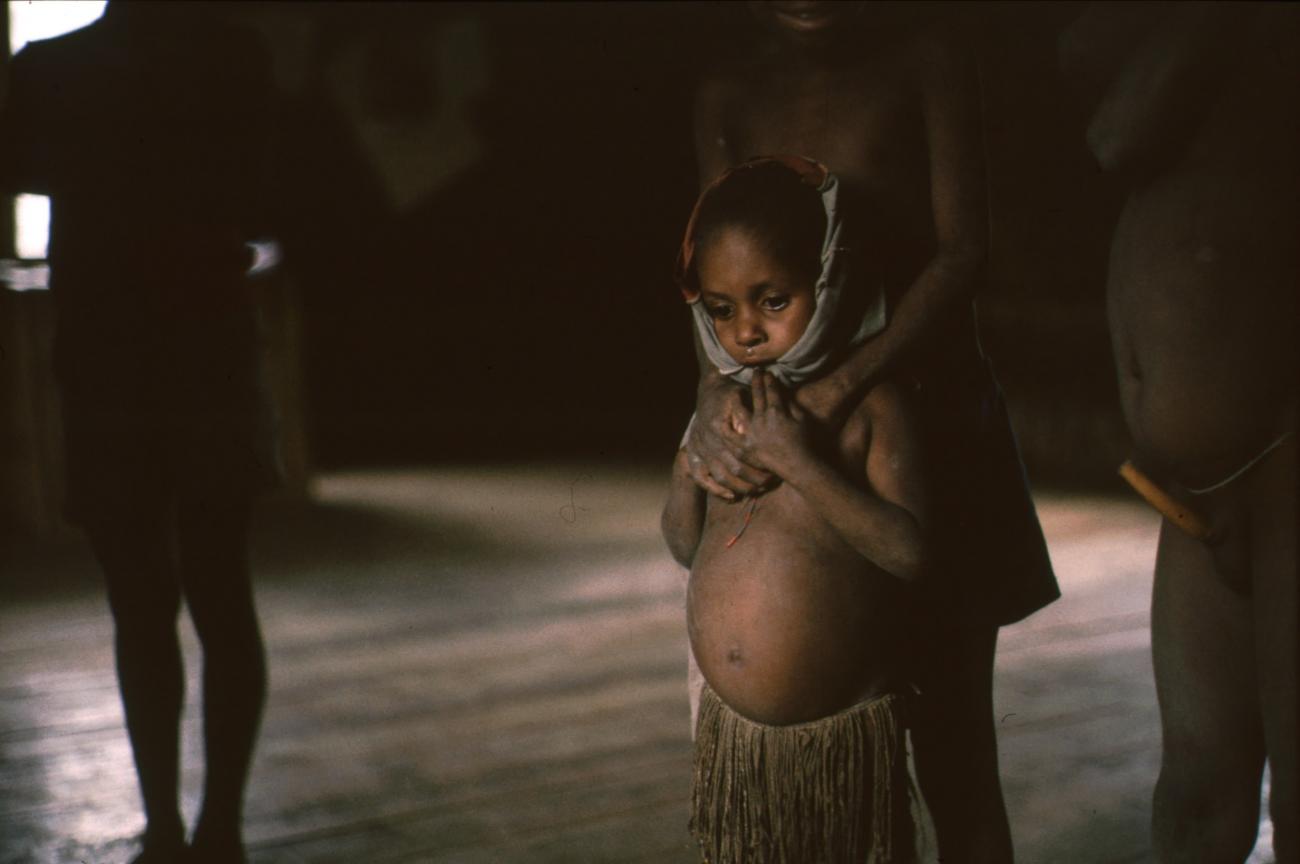 BD/166/350 - 
Papua kindje met hoofddoekje
