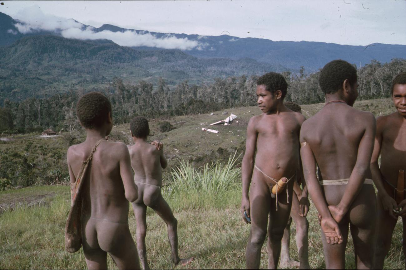 BD/166/353 - 
Papua people high up in the mountains
