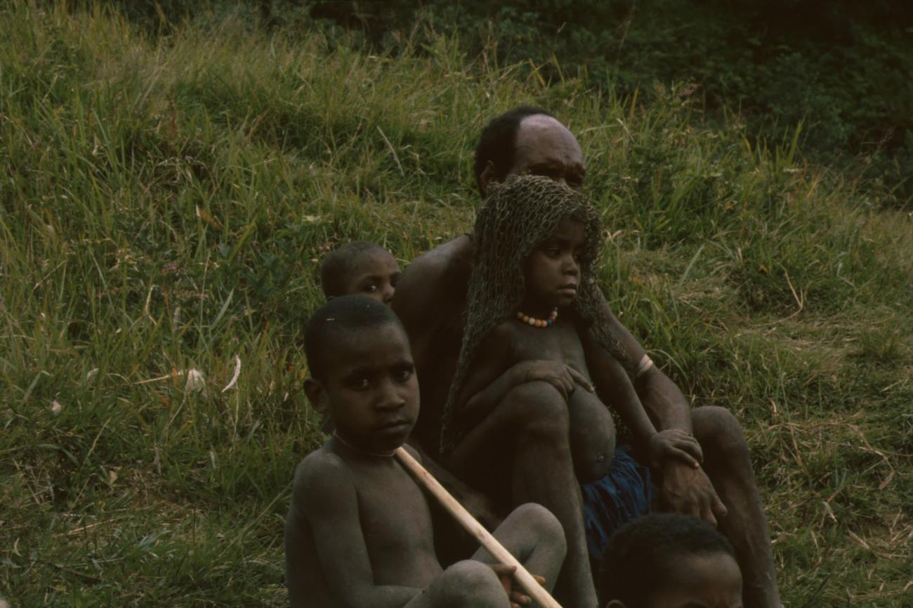 BD/166/360 - 
Squating Papua people
